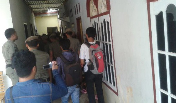 Satpol PP Kota Jambi Saat menggelar Razia kos-kosan 