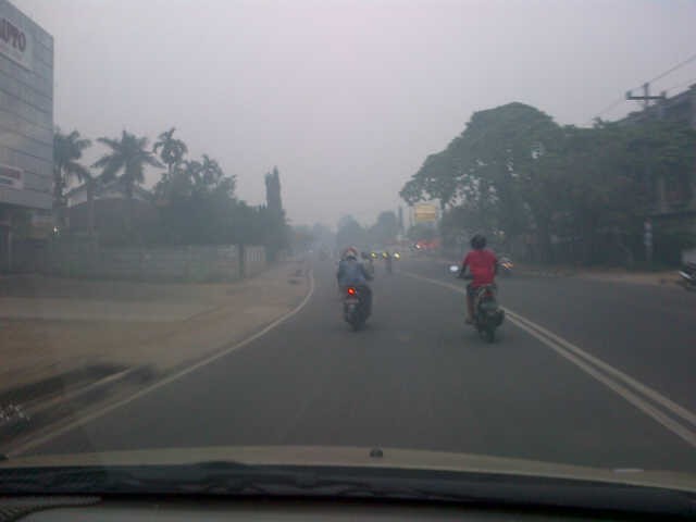 Kabut masih menyelimuti Kota Jambi 
