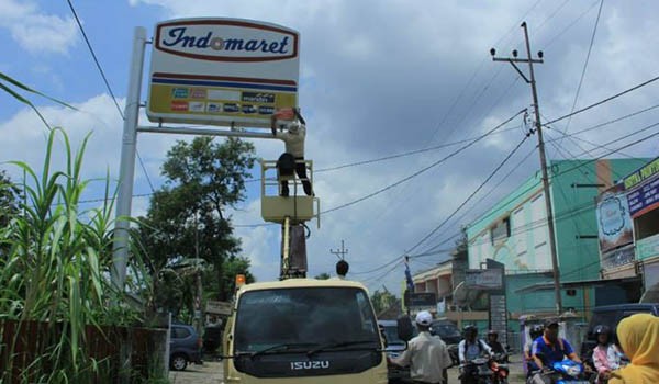  PASANG STIKER: Pihak petugas dari Pemkot Jambi yang beberapa waktu lalu memasang stiker di sejumlah papan reklame dalam Kota Jambi.  WISMAN/JE   
