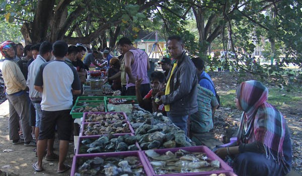 KOMODITAS MENJANJIKAN: Para pedagang batu bacan di Taman Dodoko Ali, Ternate, setiap hari mengantongi pendapatan jutaan rupiah. F- DIAR CANDRA/JAWA POS