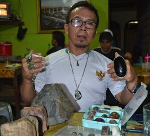 dr Sephelio memperlihatkan koleksi batu miliknya