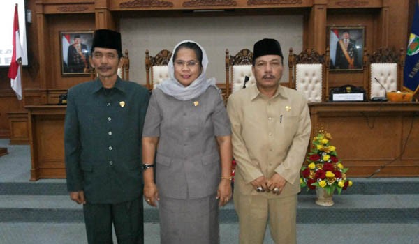 Salma Mahir (Tengah) di dampingi Pahmi Mai dan Edison