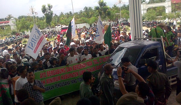  500 lebih para demonstran Kabupaten Tanjung Jabung Barat Dari serikat buruh sejahtera indonesia kabupaten tanjung jabung barat mendatangi kantor DPRD Tanjabbbar