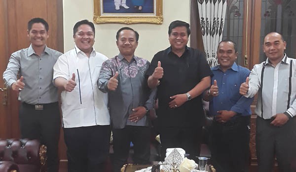 <b>Foto:</b> panitia JOWSAK trail adventure saat bertemu dengan Gubernur Jambi Hasan Basri Agus