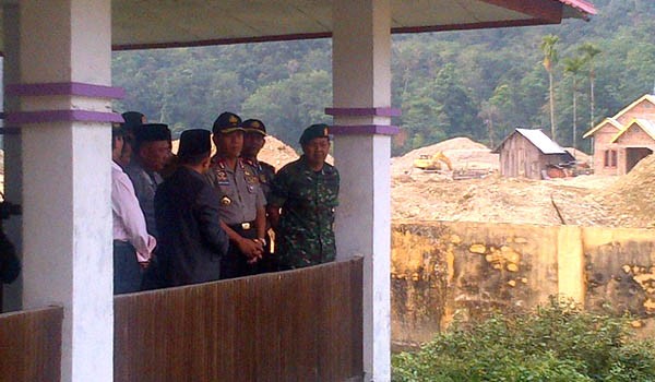  <b>Foto:</b> Kapolda, Danrem 042 Gapu, dan Bupati Merangin usai meninjau aktivitas PETI