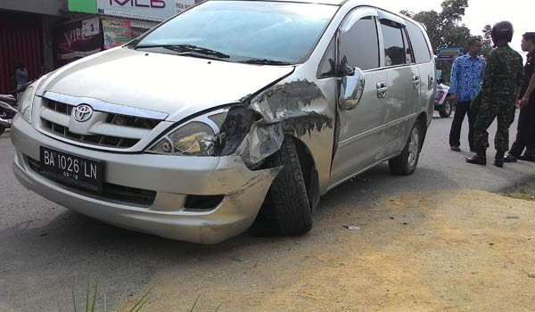 Mobil Kijang Innova yang menabrak mobil dinas anggota dewan