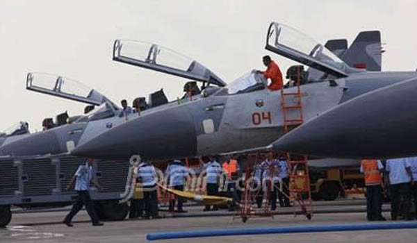 Empat pesawat tempur Sukhoi milik TNI Au yang tengah siaga di Bandara Hang Nadim, Batam, Selasa (28/10). Foto: Batam Pos/JPNN.Com