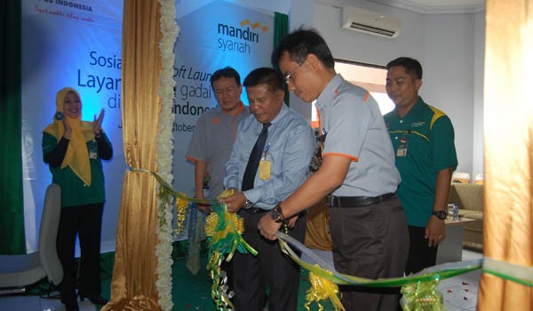 Pengguntingan pita oleh Pimpinan BSM Jambi Azhar di dampingi oleh Kepala PT Pos Jambi  Asril