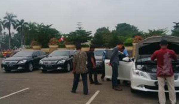 Empat sedan Camry terlihat parkir di depan gedung DPRD Provinsi Jambi. F/FATHUL/JU