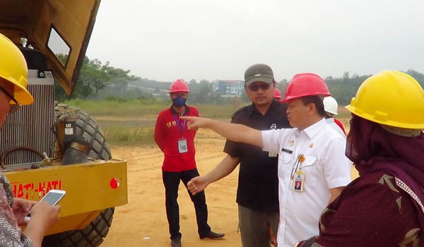 <b>UJI KOMPETENSI:</b> Kadis PU Fauzi Anshorie saat melihat uji kompetensi operator dan alat berat, FATHUL/JE   