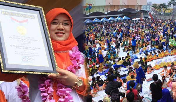 REKOR MURI: Ribuan peserta yang terdiri dari anak-anak PAUD se Kota Jambi saat membatik di pelataran Jamtoz, kemarin.  Insert Ketua Tim Penggerak PKK Kota Jambi Yuliana Fasha mengangkat piagam dari Muri, AZKAN/JAMBIEKSPRES