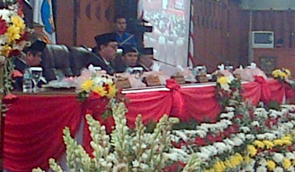 Cornelis Buston saat memimpin rapat paripurna DPRD Jambi