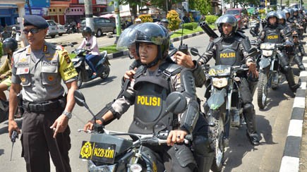 Kasat Brimob Polda Jambi Kombes Pol Suhendri (pakai kaca mata) turun langsung ke lapangan melakukan pengamanan. F/RIDWAN/JU