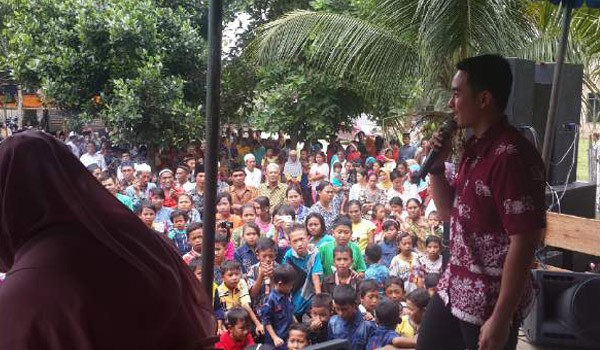 Zumi Zola Bupati Tanjung Jabung Timur saat memenuhi undangan di salah satu desa di Tebo