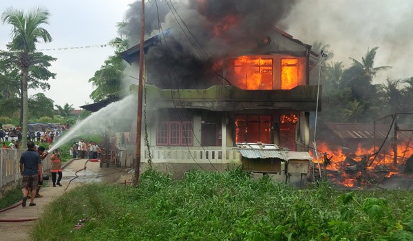 Dua mobil pemadam kebakaran saat berusaha memadamkan api dilokasi kejadian