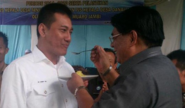 Dodi Sularso disuapi oleh Bupati Muarojambi Burhanuddin Mahir yang juga kakak kandung Agustian Mahir