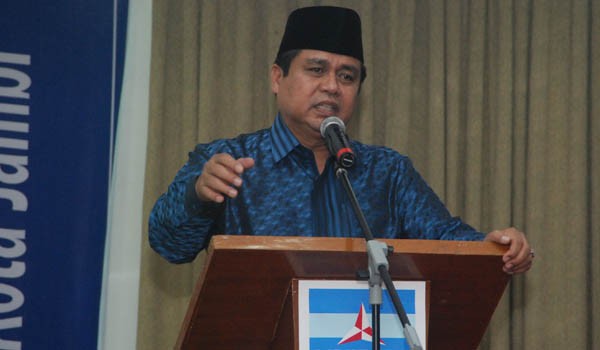 Gubernur Jambi Hasan Basri Agus