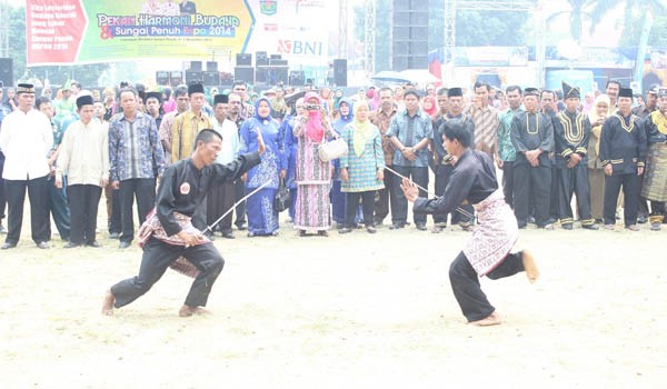 Pekan Harmoni Budaya dan Sungai Penuh Expo 2014 yang dipusatkan dilapangan Merdeka Kota Sungai penuh di semakarkkan berbagai atraksi-atraksi