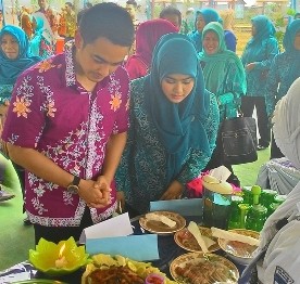 Bupati Tanjabtim Zumi Zola Zulkifli bersama isteri Sherin Tharia melihat hasil masakan peserta lomba