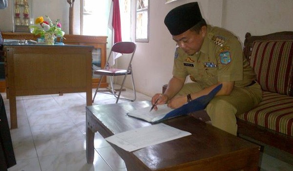 Bupati Merangin, Al Haris, saat memeriksa absensi pegawai Kecamatan Nalo Tantan, saat Sidak ke Kantor Camat Nalo Tantan, Kamis (06/11).    