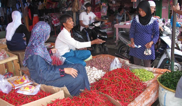 Pasokan Cabai merah di Kota Sungaipenuh dan Kabupaten Kerinci sedikit, pedagang menjual dengan harga Rp 80 ribu