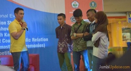 Zumi Zola saat talkshow pendidikan di lantai dasar WTC Batanghari beberapa waktu lalu