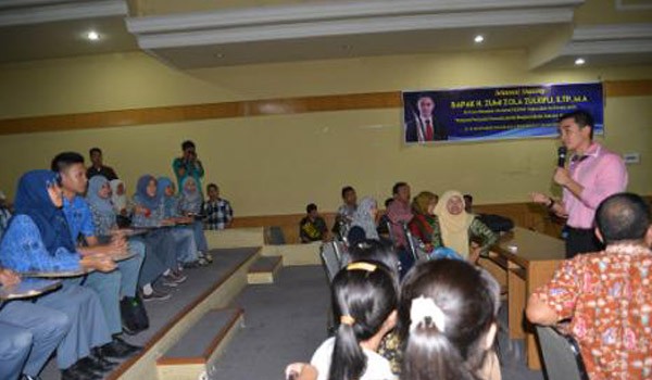 Zumi Zola saat memberi pembekalan pada peserta Olimpiade Akutansi (odensi) tingkat SMA Se Provinsi Jambi