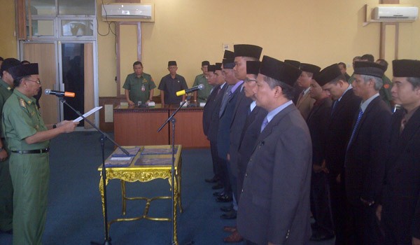  Pemkab Batanghari melantik 15 pejabat eselon II dan eselon III yang dilantik. Yakni 9 orang eselon III dan 6 orang eselon II