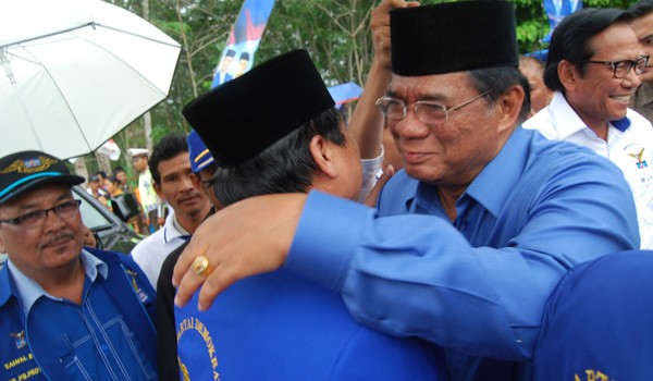 Burhanuddin Mahir berangkulan dengan Gubernur Jambi HBA