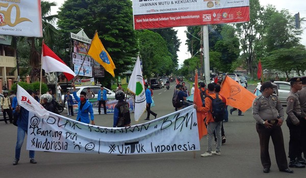 Mahasiswa saat berdemo karena kenaikan BBM