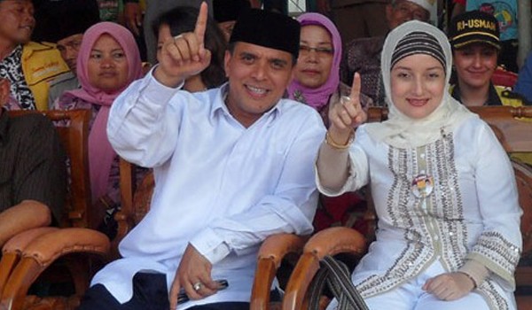 Riduwan Ibrahim bersama istri saat Pilkada Bungo lalu