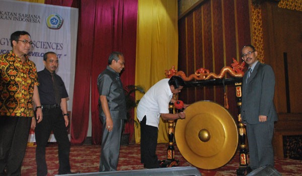 Pemukulan gong oleh Gubernur Jambi Hasan Basri Agus menandai dibukanya kegiatan International Conference On Education, Technology And Sciences (ICETS) 2014.