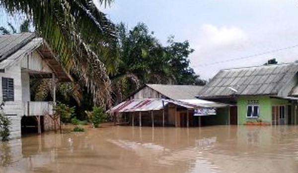 Kebanjiran yang diakibatkan hujan deras di Kabupaten Bungo