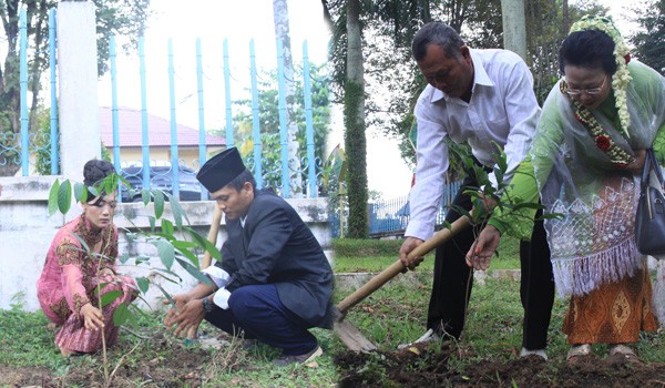 TANAM POHON: Dua eks PSK Lokalisasi Payosigadung menanam pohon sebagai syarat untuk menikah di area kantor Walikota Jambi, kemarin. PHOTO-PHOTO M KHAIDIR/JE