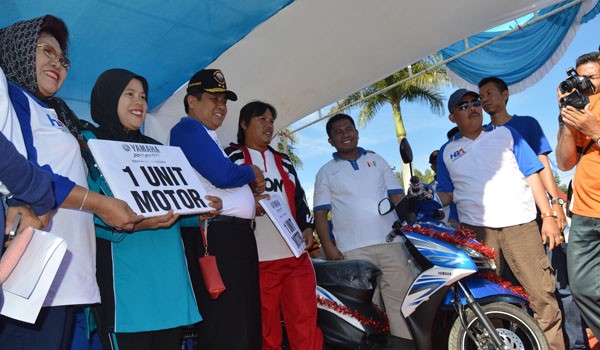 Gubernur Jambi, H Hasan Basri Agus (HBA) menyerahkan hadiah sepeda motor Yamaha kepada pemenang