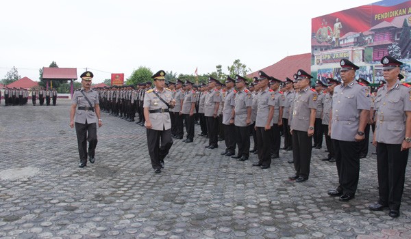 NAIK PANGKAT: Kapolda Jambi Brigjend Pol Bambang Sudarisman mengecek peserta pendidikan di SPN Pondak Meja