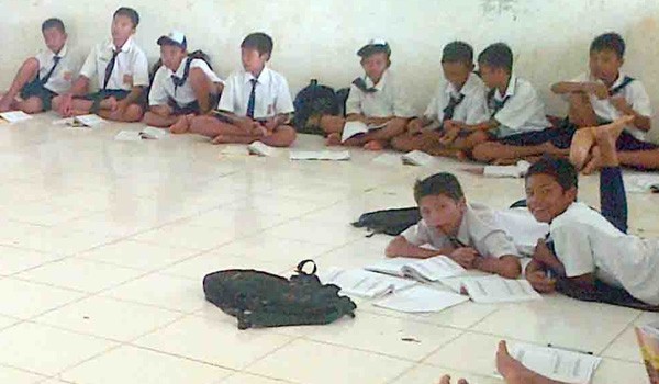 Siswa SMP Negeri 2 Jujuhan terpaksa belajar diatas lantai tanpa menggunakan alas. Pasalnya, fasilitas di sekolah tersebut masih kurang   