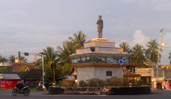  Tugu Sultan Thaha Syaifuddin (STS) simpang tiga Muaro Tebo