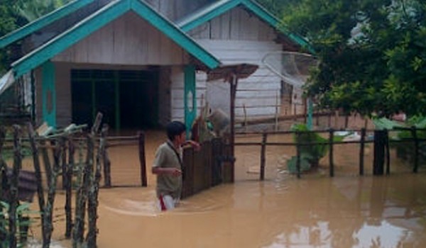 Air sudah mulai menggenangi rumah warga di Bungo