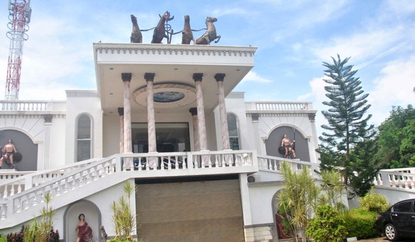 MEGAH: Royal Garden Resort berdiri megah di Jalan Ir Marsa Surya Dharma Nomor 99 Paal 10.