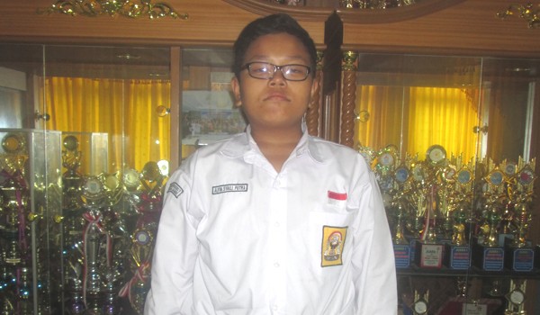 BERPRESTASI: Alfin Syaili Putra adalah siswa kelas cerdas istimewa SMPN 7 Kota Jambi, SRI JUNALIA/JE