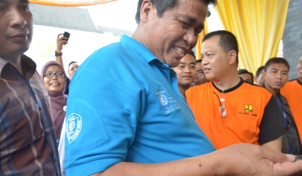 Gubernur Jambi HBA memperlihatkan koleksi batu miliknya      