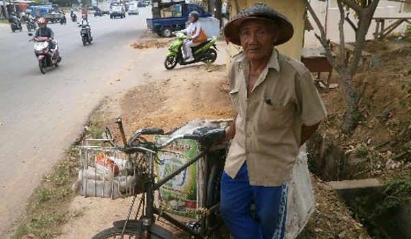 GIGIH: Meski sudah lanjut usia namun Syamsuddin tetap gigih berjuang untuk menghidupi keluarganya, DEDI/JE