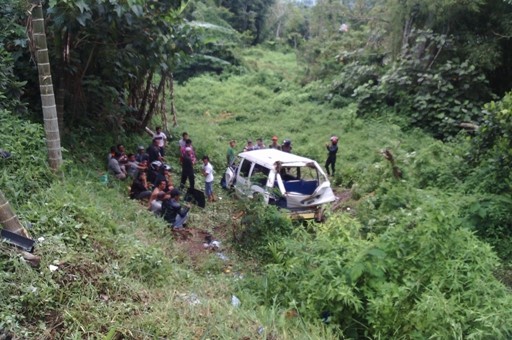 Mobil yang mengangkut petani kulit manis di Kerinci terjun ke jurang