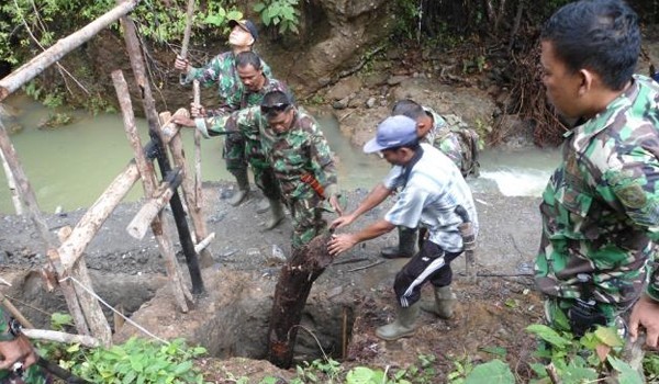Penutupan bekas lubang galian PETI oleh TNI