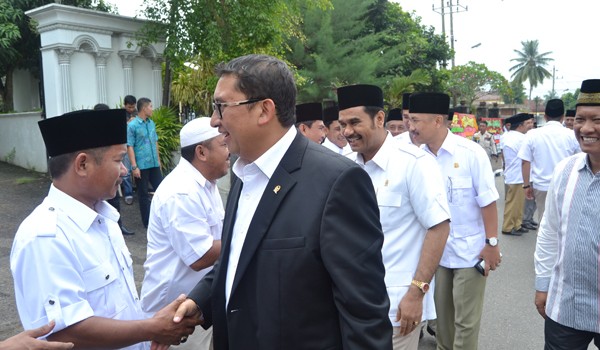 Fadli Zon didamping SAH disambut oleh para Anggota DPRD dari Gerindra. Gerindra akan mengutamakan kadernya di Pilgub Jambi mendatang.