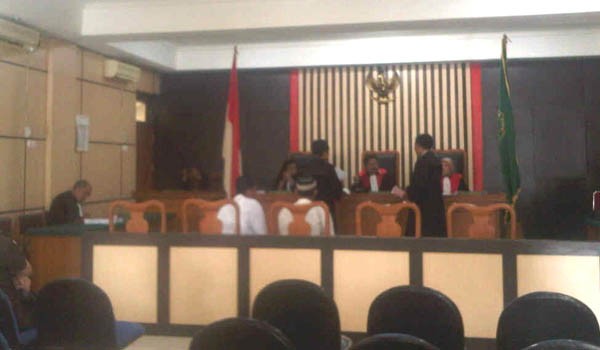 Sidang Dakwaan, Mantan Ketua Koperasi Unit Desa (KUD) Desa Bukit Bungkul Budiyanto serta Mantan Bendahara KUD, terkait kasus korupsi pembangunan Pasar Tradisional Desa Bukit Bungkul Kecamatan Renah Pamenang.