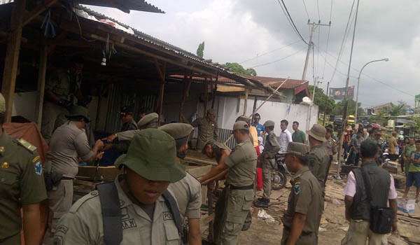 Puluhan PKL di pasar Keramat Tinggi Kecamatan Muarabulian Kabupaten Batanghari dibongkar Sat Pol PP