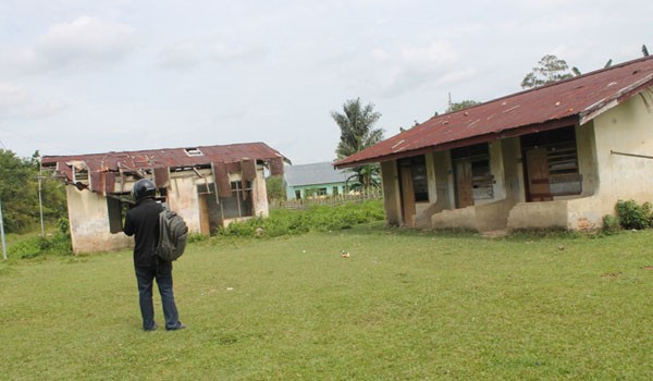 MEMPRIHATIKAN: Kondisi rumah dinas guru di Desa batu Sawar yang cukup memprihatinkan (kiri), GUSNADI/JE