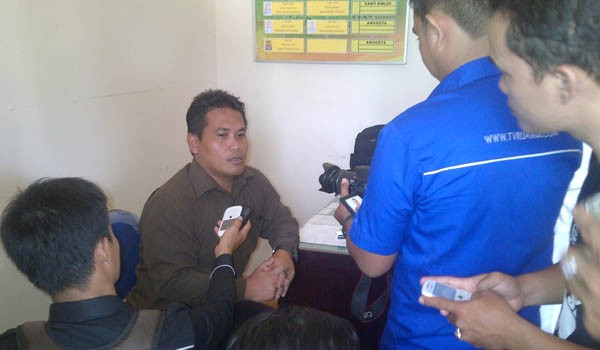 Petugas Reserse Narkoba Polres Batanghari saat memberikan keterangan